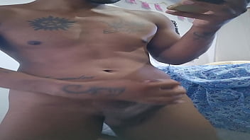 Assistindo porno e punhetando video solo