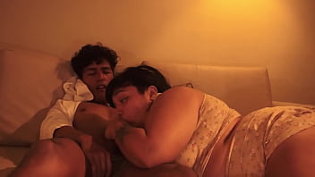 Mi padrastro me deja embarazada despues de meterse en la cama conmigo sin que nos descubran