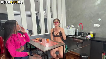 Meuirmão safado fode eu e minha amiga com seu pau grande e gostoso minha amiga gozou duas vezes no pau dele completo no red