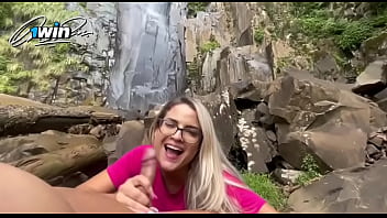 Encontrei essa loira gostosa na cachoeira e ela chupou minha pika e ganhou leitinho na boca **completo no red e sheer**