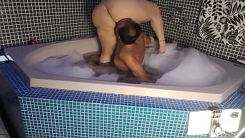 Mas ela rapidamente pediu que fodesse seu cuzinho com força até o talo fazendo ela gozar múltiplas vezes e só parou com tudo enchendo o cuzinho de leite quente