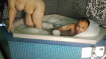 Mas ela rapidamente pediu que fodesse seu cuzinho com força até o talo fazendo ela gozar múltiplas vezes e só parou com tudo enchendo o cuzinho de leite quente