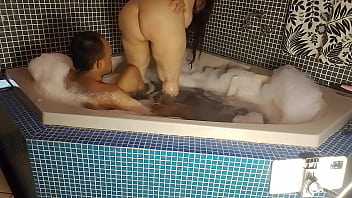 Mas ela rapidamente pediu que fodesse seu cuzinho com força até o talo fazendo ela gozar múltiplas vezes e só parou com tudo enchendo o cuzinho de leite quente