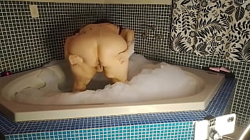 Mas ela rapidamente pediu que fodesse seu cuzinho com força até o talo fazendo ela gozar múltiplas vezes e só parou com tudo enchendo o cuzinho de leite quente