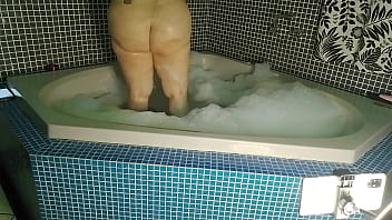 Mas ela rapidamente pediu que fodesse seu cuzinho com força até o talo fazendo ela gozar múltiplas vezes e só parou com tudo enchendo o cuzinho de leite quente