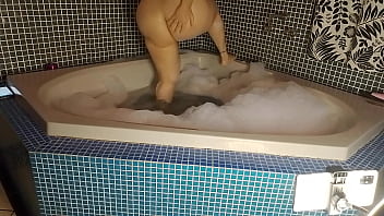 Mas ela rapidamente pediu que fodesse seu cuzinho com força até o talo fazendo ela gozar múltiplas vezes e só parou com tudo enchendo o cuzinho de leite quente