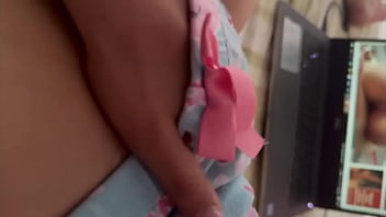 Rossmexicana se masturba viendo su rico porno