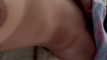 Rossmexicana se masturba viendo su rico porno