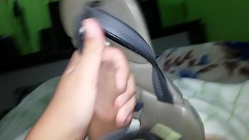 Punheta Confortável E Macia Usando A Delícia Da Havaianas Power thumbnail