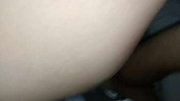 Esfregando enquanto leva pau