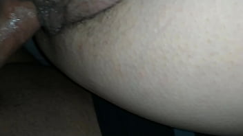 Esfregando enquanto leva pau