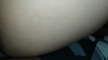 Esfregando enquanto leva pau