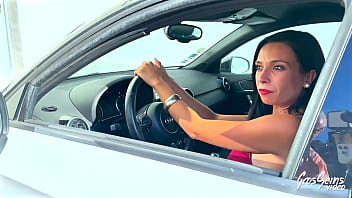 Mia somptueuse brune veut deux bites bien veineuses