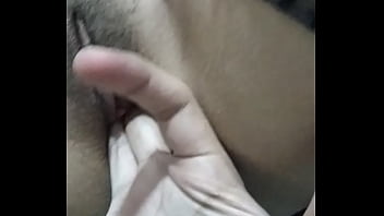 Tocando a mi novia hasta que se moje