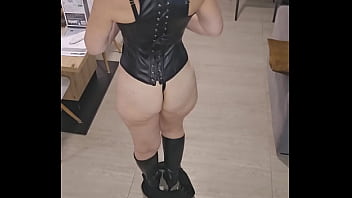 Je vois que tu bande alors je retire ma jupe