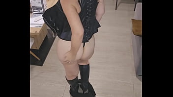 Je vois que tu bande alors je retire ma jupe