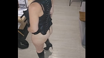 Je vois que tu bande alors je retire ma jupe