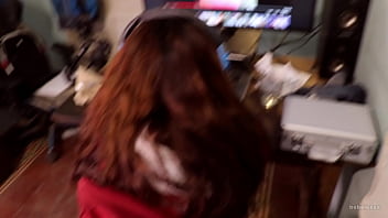 Putita mira porno mientras le dan duro