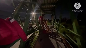 Esposa dando pra 2 na passarela da via dutra