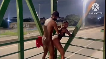 Esposa dando pra 2 na passarela da via dutra