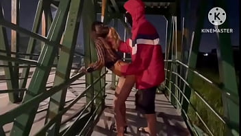 Esposa dando pra 2 na passarela da via dutra