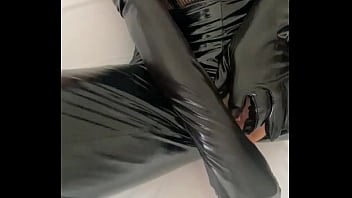 Playing with my dildo and withy my mask only focused on the pussy