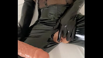 Playing with my dildo and withy my mask only focused on the pussy