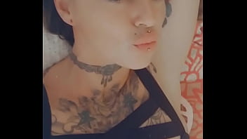 Apres ce repas au restaurant entre ami me voilà dans ma chambre très chaudes