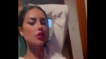 Tati zaqui dando um zom na buceta