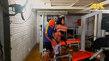 Aulão de sexo com buceta no pau dos rapazes da gym