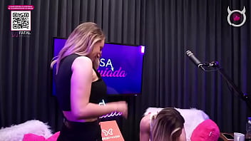 Beijo lesbico entre emme white e sua convidade ao vivaço no podcast duas delicias se beijando gostoso ao vivo