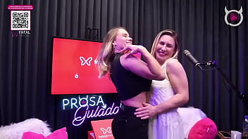Beijo lesbico entre emme white e sua convidade ao vivaço no podcast duas delicias se beijando gostoso ao vivo