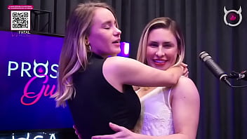 Beijo lesbico entre emme white e sua convidade ao vivaço no podcast duas delicias se beijando gostoso ao vivo