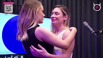 Beijo lesbico entre emme white e sua convidade ao vivaço no podcast duas delicias se beijando gostoso ao vivo