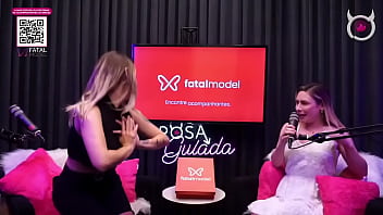 Beijo lesbico entre emme white e sua convidade ao vivaço no podcast duas delicias se beijando gostoso ao vivo