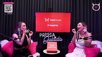 Beijo lesbico entre emme white e sua convidade ao vivaço no podcast duas delicias se beijando gostoso ao vivo
