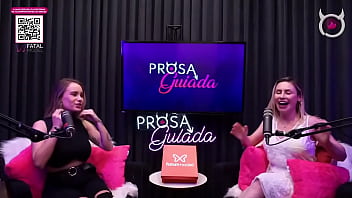 Beijo lesbico entre emme white e sua convidade ao vivaço no podcast duas delicias se beijando gostoso ao vivo