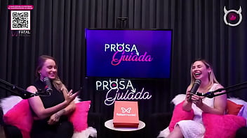 Beijo lesbico entre emme white e sua convidade ao vivaço no podcast duas delicias se beijando gostoso ao vivo
