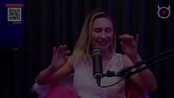 Beijo Lesbico Entre Emme White E Sua Convidade Ao Vivaço No Podcast Duas Delicias Se Beijando Gostoso Ao Vivo thumbnail