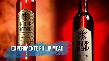 Beijo lesbico entre emme white e sua convidade ao vivaço no podcast duas delicias se beijando gostoso ao vivo