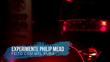 Beijo lesbico entre emme white e sua convidade ao vivaço no podcast duas delicias se beijando gostoso ao vivo