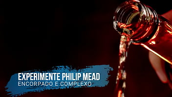 Beijo lesbico entre emme white e sua convidade ao vivaço no podcast duas delicias se beijando gostoso ao vivo