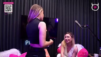 Beijo lesbico entre emme white e sua convidade ao vivaço no podcast duas delicias se beijando gostoso ao vivo