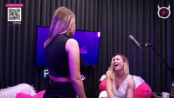 Beijo Lesbico Entre Emme White E Sua Convidade Ao Vivaço No Podcast Duas Delicias Se Beijando Gostoso Ao Vivo thumbnail