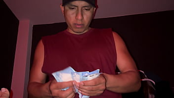 ¡mi hermanastro me pilla masturbándome y me da todo su dinero para probar mi coño