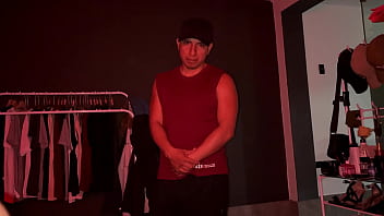 ¡mi hermanastro me pilla masturbándome y me da todo su dinero para probar mi coño