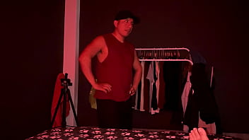 ¡mi hermanastro me pilla masturbándome y me da todo su dinero para probar mi coño