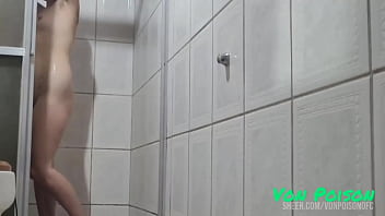 Fui tomar banho e o marido da minha meia irmã entro junto e me comeu no pelo