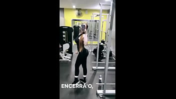 Gran traseron haciendo ejercicio en el gimnasio