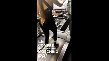 Gran traseron haciendo ejercicio en el gimnasio